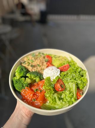 Боул з кіноа, броколі та червоною рибкою