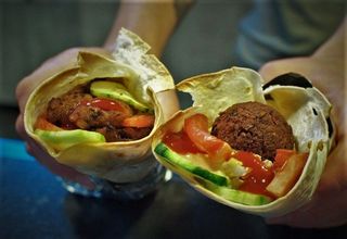 Tortilla z porcją frytek