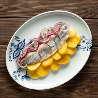 Картопля з оселедцем та цибулею