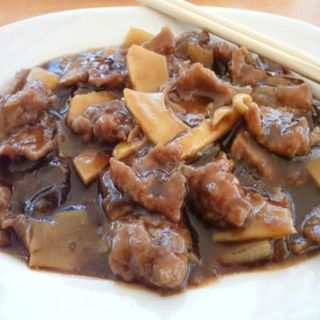 60. Ternera con bambú y setas