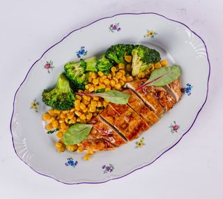 Куриная грудка с кукурузой и брокколи(390гр)