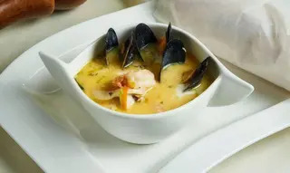 Cazuela de mariscos con tostadas