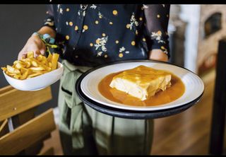 Francesinha de bife do lombo