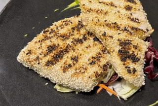 Tonno scottato al sesamo con misticanza