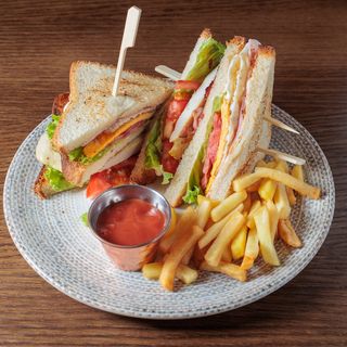 Klub sendvič sa šunkom i cheddar sirom