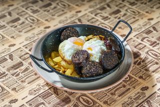Huevos Rotos Con Morcilla