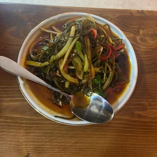 B6 მოთუშული ზღვის მცენარის სალათი ნივრის სოუსით