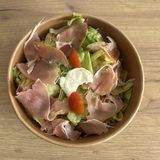 САЛАТА С ПРОШУТО КРУДО