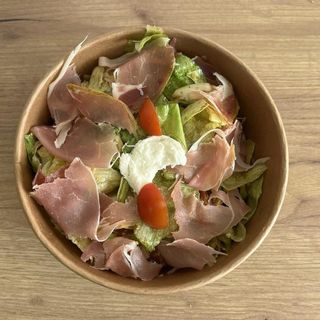 САЛАТА С ПРОШУТО КРУДО