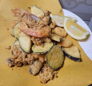 Fritto di mare con verdure, ketchup dell'Artusi