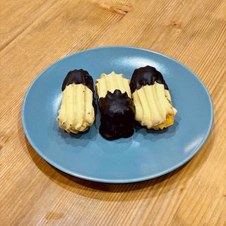 Петифури със сладко от кайсия и шоколад 1бр.