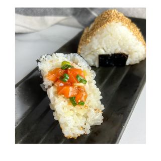 Onigiri de salmón 2u