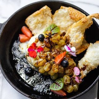 Виноград з сиром Камамбер