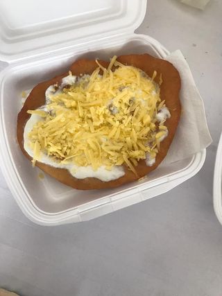  Langos smantana, cascaval si prosciutto