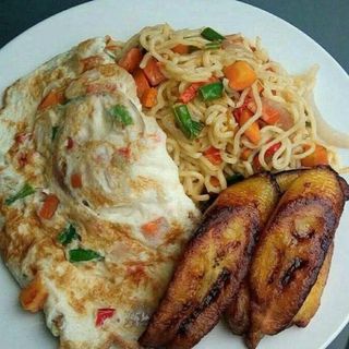 Nigerian noodles with fried egg and plantains 