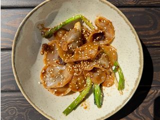 Білі древесні гриби в соусі