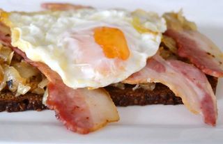 Tosta de huevo y bacon