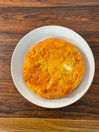 Tortilla de sobrasada, cebolla y queso de cabra