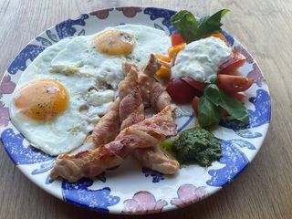 Яєчня з куркою в беконі та томатами зі страчателлою