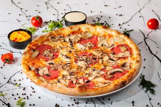 Pizza funghi salami mică