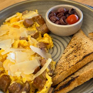 Бъркани рохки яйца с наденичка и пармезан /300 гр./