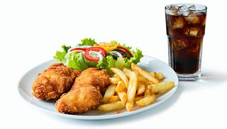 11.Menú Pollo Broaster (2 Pzs.) Con Ensalada, Patatas Y Bebida