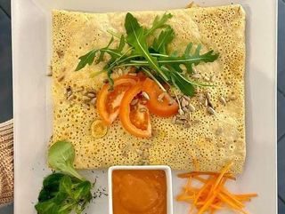 17D. Z wędzonym łososiem, pomidorem, rukolą i mozarellą