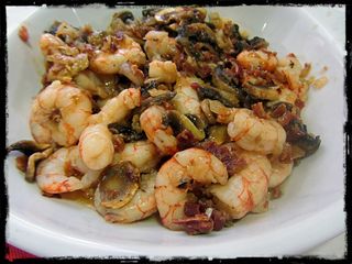 Revuelto de champiñón con gambas y jamón