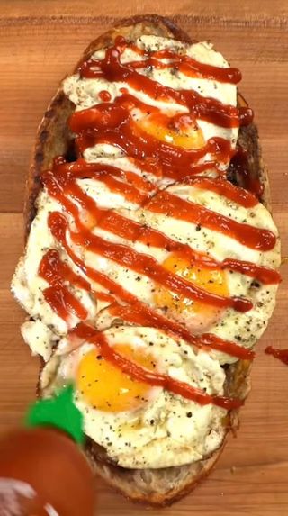 Хрусткий запечений сендвіч з телятиною, сиром Чеддер та яйцем (360г)