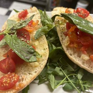 Bruschetta Con Tomate Cherry Y Pesto