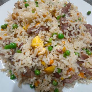 102. Пържен ориз с телешко, яйца, грах и моркови  (700г)