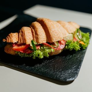 Круасан з салямі