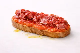 Tostada de pan masa madre. jamón serrano, tomate y AOVE