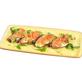 БРУСКЕТИ С ПУШЕНА СЬОМГА И ФИЛАДЕЛФИЯ (180 г.)