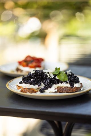 Тост з смородиною та крем сиром