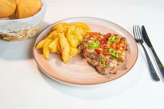 Pulpă la grătar și cartofi pai