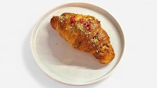 Croissant pistacja malina