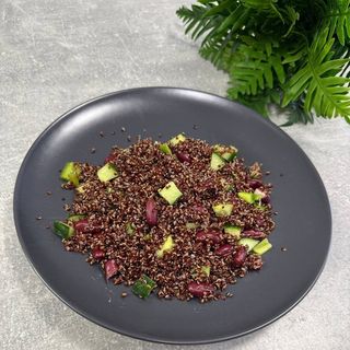 Червена киноа с червен боб и краставица