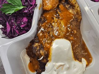 Placek po węgiersku z gulaszem wieprzowym, surówka