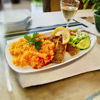 Solha frita com arroz de tomate