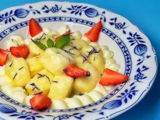 Ліниві вареники з сезонними фруктами (200g)