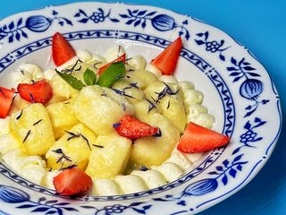 Ліниві вареники з сезонними фруктами (200g)