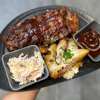 Coaste porc cu sos BBQ / cartofi wedges / salată coleslaw