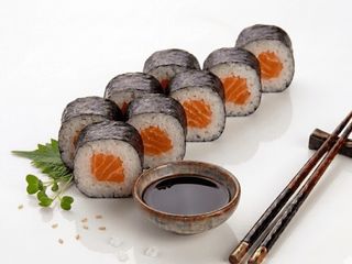 Hosomaki z Łososiem 8 szt (100g)