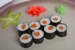 Hosomaki z łososiem i szczypiorkiem 8szt