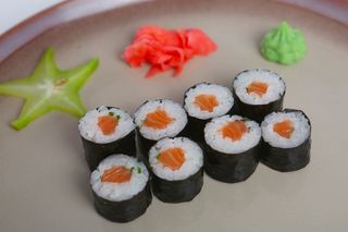 Hosomaki z łososiem i szczypiorkiem 8szt