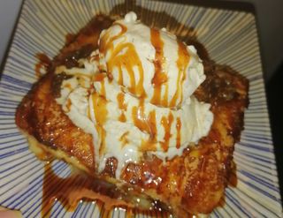 Torrija De Brioche Caramelizado Con Helado