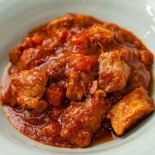 Carne con tomate 