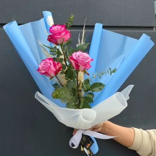 Buchet cu 3 trandafiri mov 