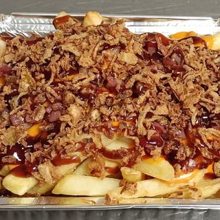 Tarrina de Patatas Fritas Con Queso Cheddar Y Bacon americanas